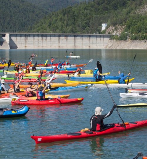 vasleste-pe-lacul-bicaz-intr-o-tura-de-caiac-sau-canoe